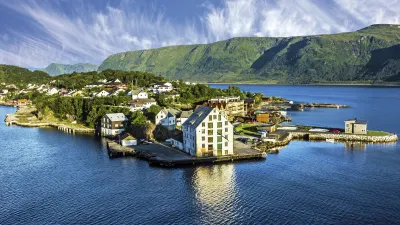 Historisches Gebäude am Ufer mit Blick auf die norwegische Küste