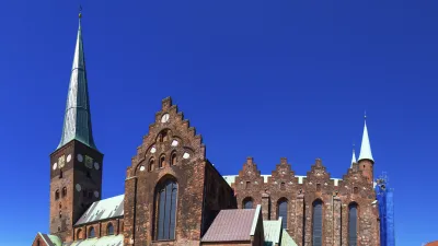 Aarhus Domkirche mit ihrem markanten Turm dominiert das Stadtbild.