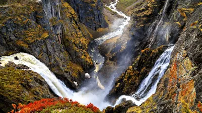 Mächtiger Wasserfall stürzt durch eine felsige Schlucht in Norwegen.