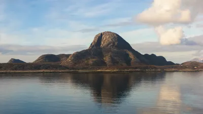 Torghatten Berg spiegelt sich im Wasser