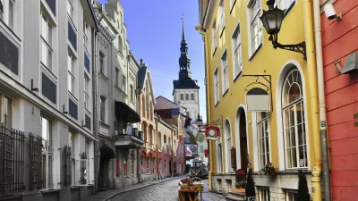 Historische Gasse in Tallinn mit bunten Häusern und Kirchturm