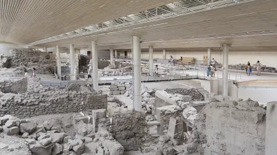 Archäologische Ausgrabungsstätte in Akrotiri auf Santorin zeigt alte Ruinen.