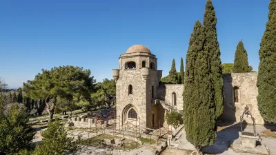 Historische Ruinen einer mittelalterlichen Burg auf Rhodos