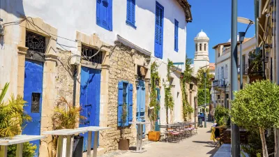 Charmante Gasse in Limassol mit blauen Türen und weiß getünchten Häusern