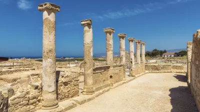 Antike Säulen säumen einen steinigen Pfad in Paphos, Zypern.