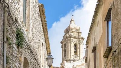 Pflasterstraße führt zu einer Kirche in der mittelalterlichen Stadt Erice