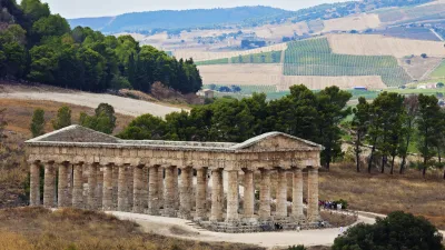 Antike Tempelruine in der sizilianischen Landschaft