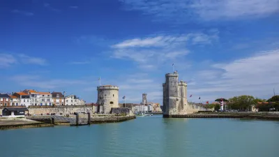 Historische Türme stehen an einem Wasserweg in La Rochelle, Frankreich