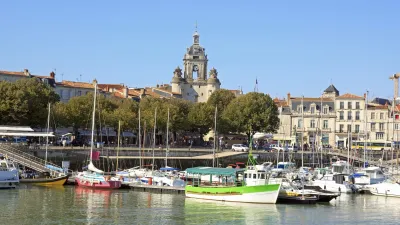 Hafen von La Rochelle mit bunten Booten und historischen Gebäuden.