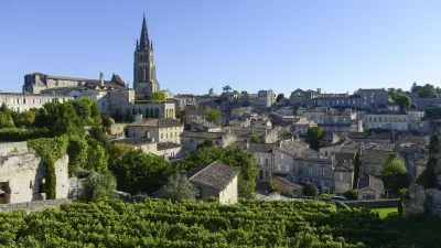 Weinberge und mittelalterliche Stadt Saint-Émilion mit Kirche
