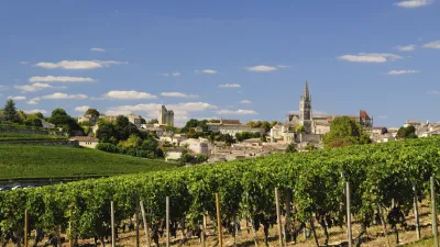 Weinberge vor mittelalterlicher Stadt Saint-Émilion in Frankreich