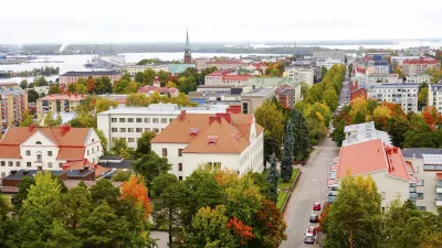 Finnische Stadtlandschaft mit bunten Bäumen und Gebäuden.