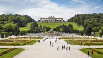 Schloss Schönbrunn mit Garten und Besuchern im Vordergrund