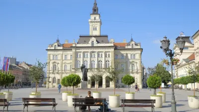 Historisches Rathaus in Novi Sad mit Statue auf dem Platz
