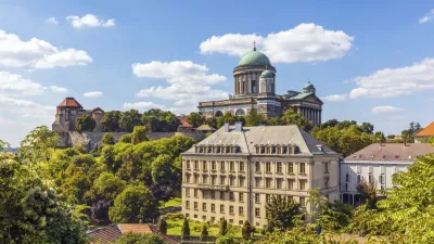 Die Basilika in Esztergom erhebt sich majestätisch über der Stadt.