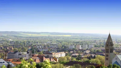 Panoramablick auf die Stadt Pécs mit Kirchturm und Dächern.