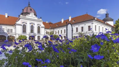 Schloss Göddöllo mit blühenden Blumen im Vordergrund