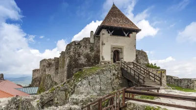 Historische Burg Visegrad mit mittelalterlichem Turm und Treppenaufgang.