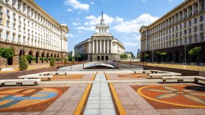 Der Sofia-Platz zeigt beeindruckende Gebäude und kunstvolle Bodenmuster.