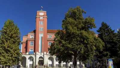 Rotes Rathaus in Plewen, Bulgarien mit markantem Turm.