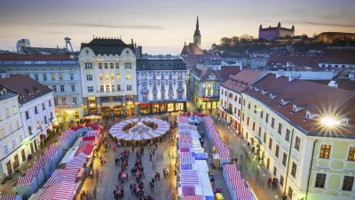 Luftaufnahme vom Weihnachtsmarkt in Bratislava, Slowakei