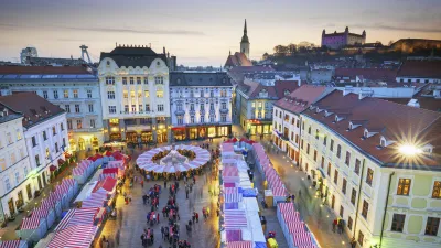 Weihnachtsmarkt in Bratislava mit vielen Besuchern und historischen Gebäuden.