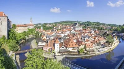 Historische Stadt Ceský Krumlov mit roten Dächern am Fluss.