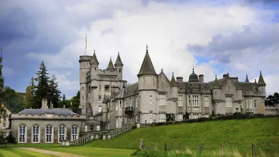 Balmoral Castle erhebt sich majestätisch auf einem grünen Hügel.