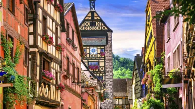 Historische Fachwerkhäuser säumen die Gasse im Elsass.