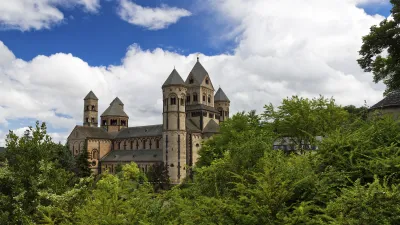 Kloster Maria Laach mit seinen markanten Türmen und der Kirche