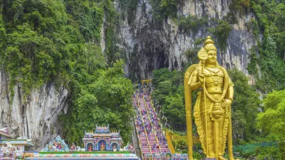 Riesiger Buddha vor den Batu-Höhlen, Malaysia