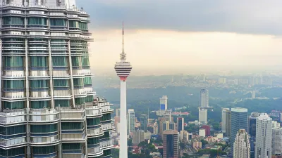 Kuala Lumpur Fernsehturm ragt über der Stadtlandschaft auf