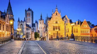 Historische Gebäude säumen die beleuchtete Genter Gracht in Belgien.