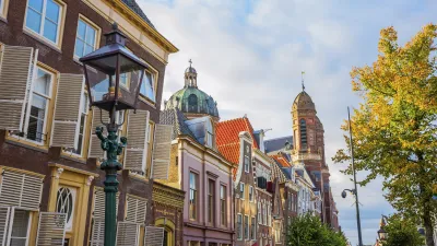 Bunte Häuser säumen die historische Straße in Hoorn, Niederlande.