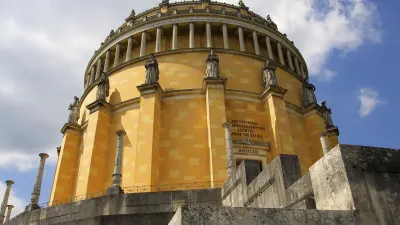 Befreiungshalle Kelheim mit gelber Fassade und Stufen