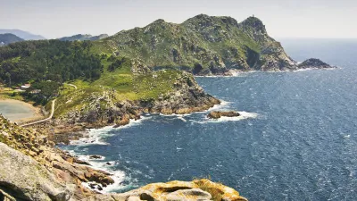 Küstenlandschaft mit felsiger Halbinsel und blauem Meer