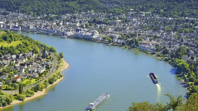 Boppard am Rhein mit Schiffen und Stadtlandschaft