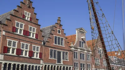 Historische Häuser mit roten Fensterläden säumen den Hafen von Hoorn.