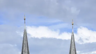 Historisches Wassertor in Sneek mit markanten Türmen