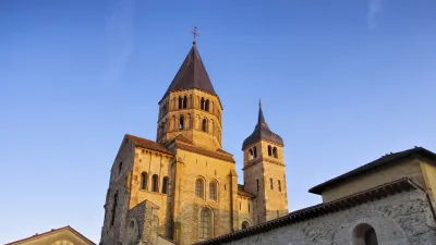 Historische Kirche mit markantem Turm und mittelalterlicher Architektur