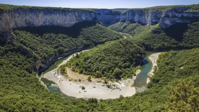 Der Fluss Adreche schlängelt sich durch eine grüne Landschaft.