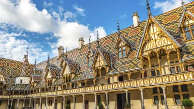 Historisches Hotel Dieu in Beaune mit buntem Dach