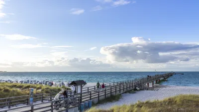 Pier mit Strand und Meerblick in Prerow