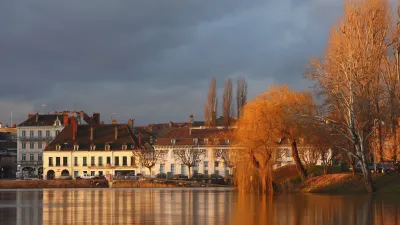 Französische Häuser spiegeln sich im Fluss Saone