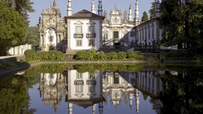 Historisches Herrenhaus mit Spiegelung im Wasser