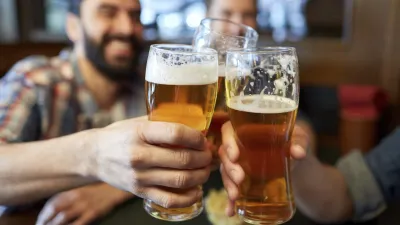 Freunde stoßen mit Biergläsern auf eine gesellige Runde an