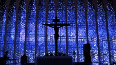 Kreuzigungsszene vor den blauen Glasfenstern der Kathedrale.