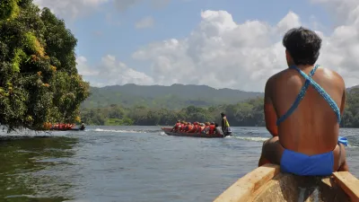 Embera-Indianer fahren auf einem Fluss in Panama mit einem Kanu.