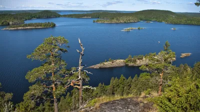 Finnischer See mit kleinen Inseln und bewaldeten Ufern.