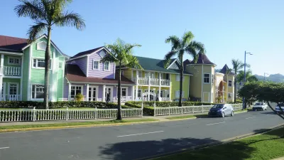 Bunte Häuser säumen die Straße in Samaná, Dominikanische Republik